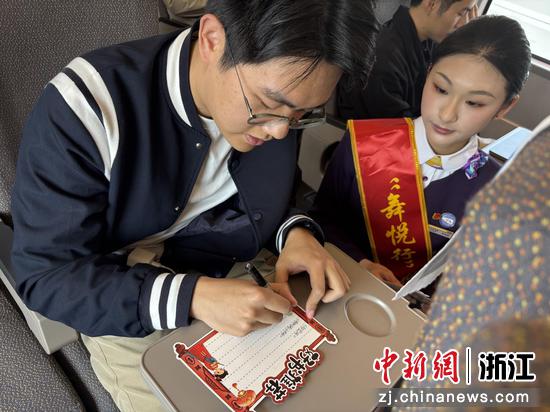 图为：旅客写下好书推荐。中新社发 高艳 供图