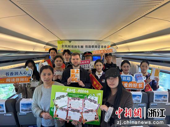 图为：参与阅读活动的旅客等合影。中新社发 高艳 供图