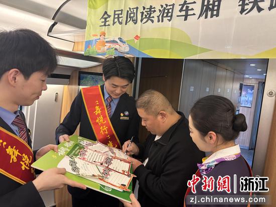 图为：旅客写下好书推荐。中新社发 高艳 供图