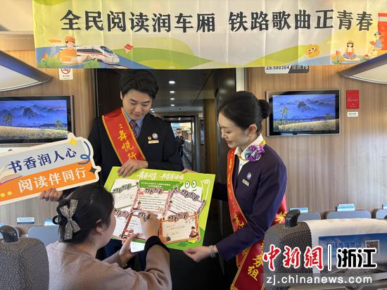 图为：旅客写下好书推荐。中新社发 高艳 供图