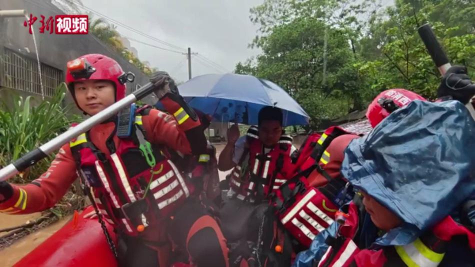 特大暴雨致广西钦州市严重内涝 消防紧急出动救援