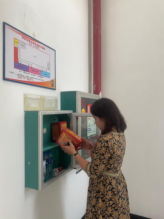 图为丁国波开展安全检查 梁妹琴 摄