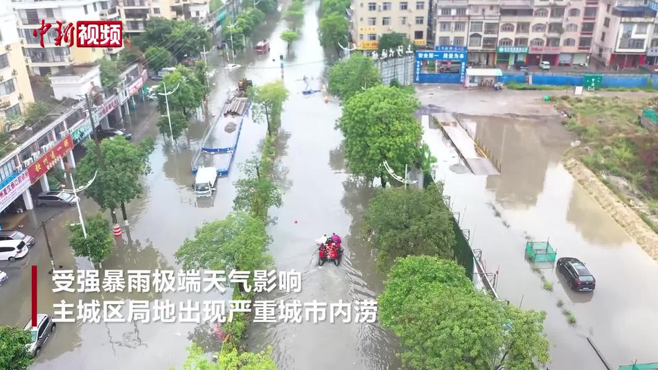 广西钦州市突降暴雨 武警官兵紧急救援