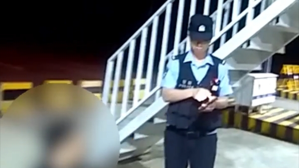 广西崇左：民警巧扮“接客司机” 抓获4名偷渡嫌疑人