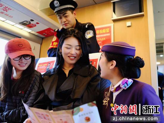 图为：列车长和旅客互动。中新社发 贺瑞明 摄