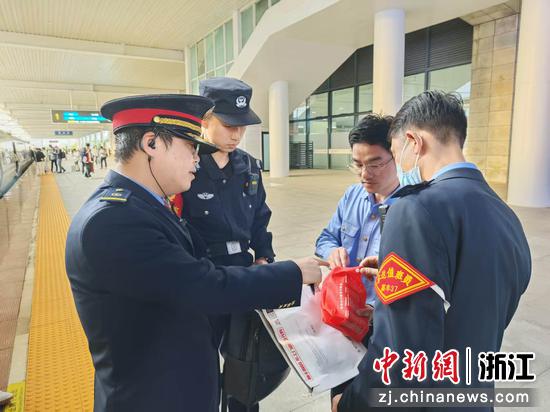 图为：乘警和乘务人员帮助旅客找回财物。中新社发 贺瑞明 摄