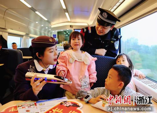 图为：列车长和旅客互动。中新社发 贺瑞明 摄