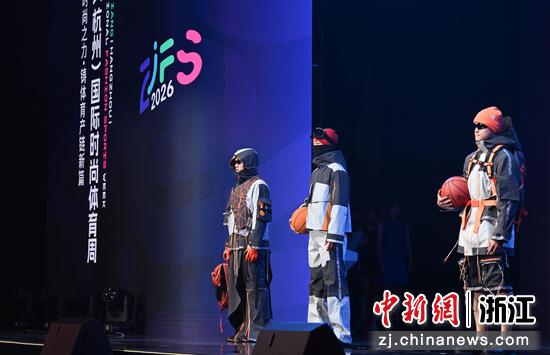 图为：模特展示运动服装设计作品。中新社记者 王刚 摄
