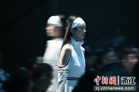 图为：模特展示运动服装设计作品。中新社记者 王刚 摄