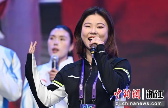 图为：奥运冠军管晨辰唱响《潮运动GO未来》。中新社记者 王刚 摄
