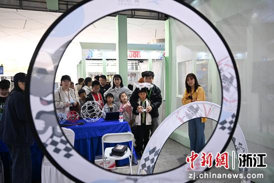 图为：小朋友体验无人机足球。中新社记者 王刚 摄