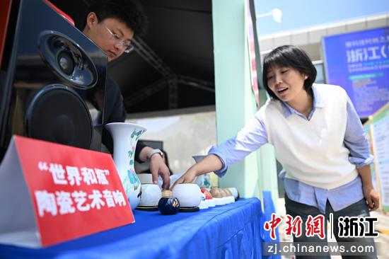 
图为：工作人员展示“单项冠军”企业的音响。中新社记者 王刚 摄
