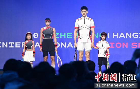 图为：奥运冠军孙杨等人展示运动服装设计作品。中新社记者 王刚 摄
