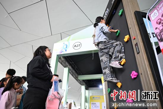图为：小朋友体验攀岩训练器，该产品已出口欧美、日韩等国家和地区。中新社记者 王刚 摄