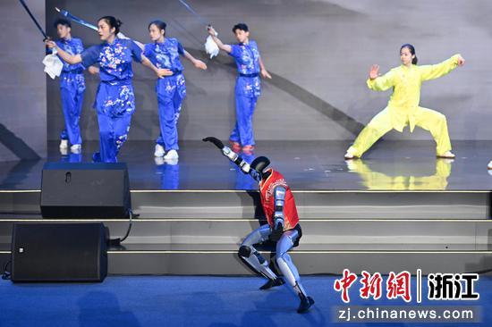 图为：浙江体育职业技术学院武术队与宇树机器人进行武术表演。中新社记者 王刚 摄