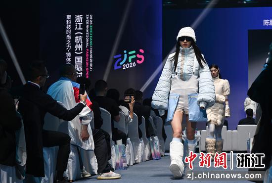 图为：模特展示运动服装设计作品。中新社记者 王刚 摄