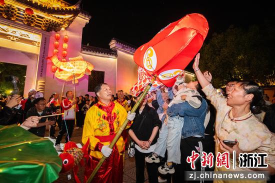 
图为众多游客热情高涨，争相摸鱼头，渴望鸿运当头。沈勇强 摄