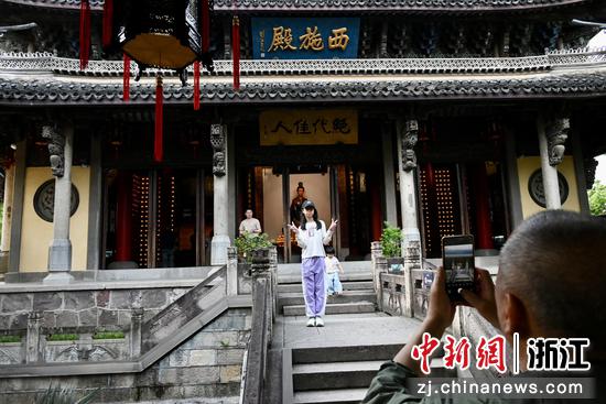 
图为西施故里核心景点西施殿吸引游客拍照打卡。中新社发 骆泽明 摄