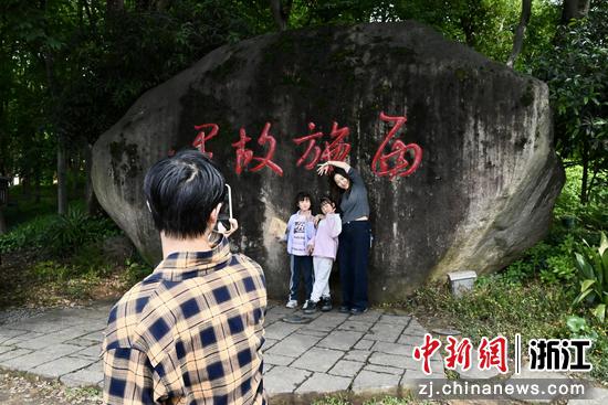图为游客在西施故里题名石前拍照打卡。中新社发 骆泽明 摄