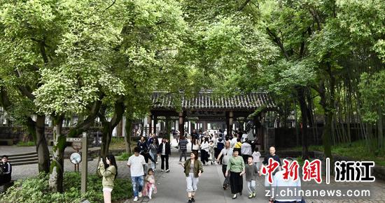 图为西施故里景区内游客络绎不绝。中新社发 骆泽明 摄