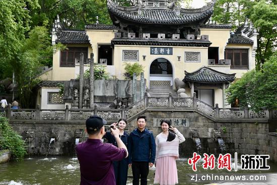 
图为游客在西施故里景点古越台前拍照打卡。中新社发 骆泽明 摄