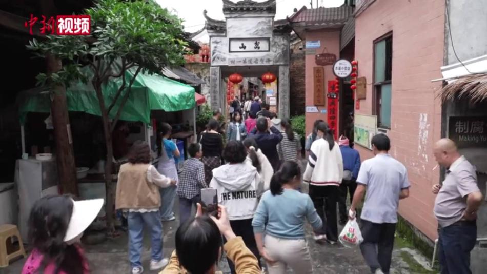 广西瑶乡“五一”文旅消费热 古村古道引客来