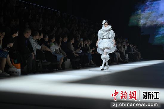 图为：毕业秀现场。中新社记者 王刚 摄
