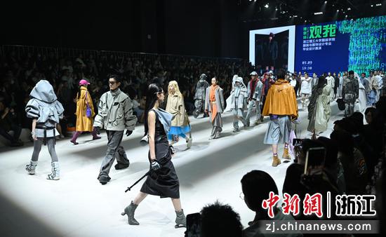 图为：模特们返场展示。中新社记者 王刚 摄