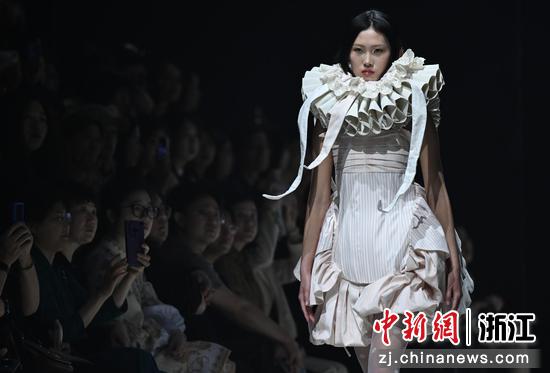 图为：模特展示服装作品吸引观众。中新社记者 王刚 摄