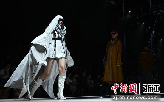 图为：模特们走秀展示服装作品。中新社记者 王刚 摄