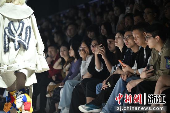 图为：模特展示服装作品吸引观众。中新社记者 王刚 摄