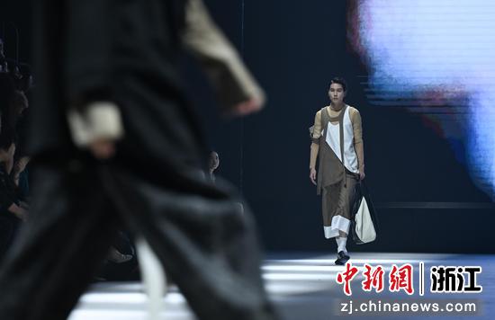 图为：模特们走秀展示服装作品。中新社记者 王刚 摄