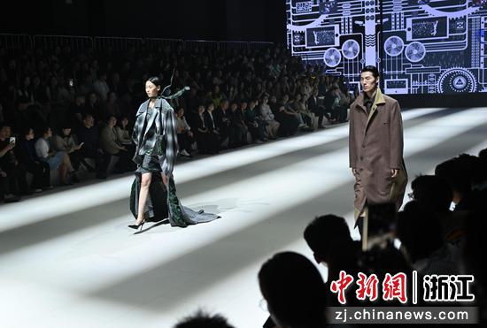 图为：模特们走秀展示服装作品。中新社记者 王刚 摄