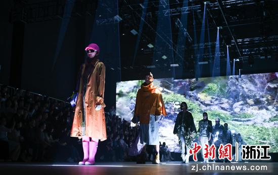 图为：模特们静态展示服装作品。中新社记者 王刚 摄