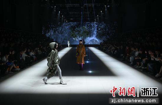 图为：毕业秀现场。中新社记者 王刚 摄