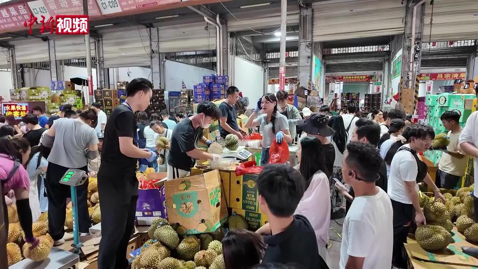榴莲大批量上市价格亲民 广西南宁果商“表演式”开果走红