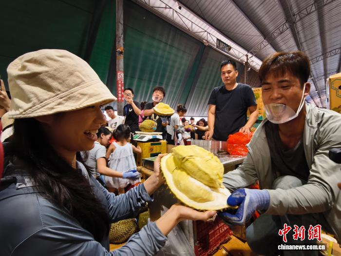 南宁水果市场榴莲热销 民众“开盲盒”体验消费热潮