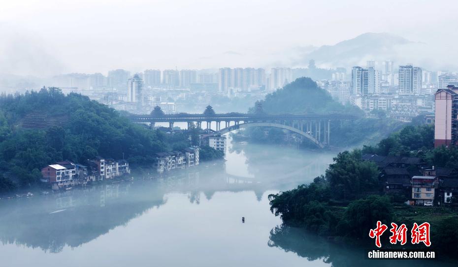 广西三江：平流雾漫侗乡美