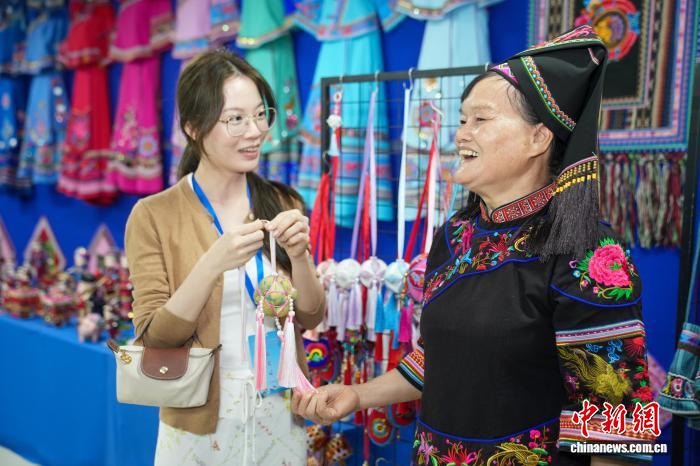 泰国留学生的中国“针”功夫：把家乡色彩“绣”进壮锦