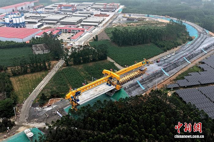 广西合浦至广东湛江高速铁路全线首榀箱梁架设成功