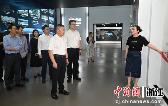 图为：领导嘉宾走访灵峰工业园区企业。中新社记者 王刚 摄