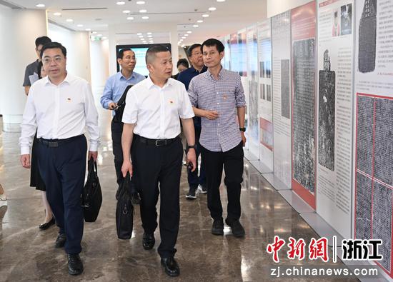 图为：领导嘉宾参观“印信廉”金石书画廉洁文化主题展。中新社记者 王刚 摄