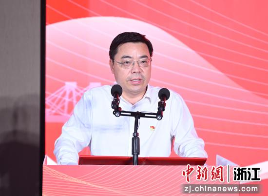 图为：宁波市委党史研究室主任何兴法致辞。中新社记者 王刚 摄