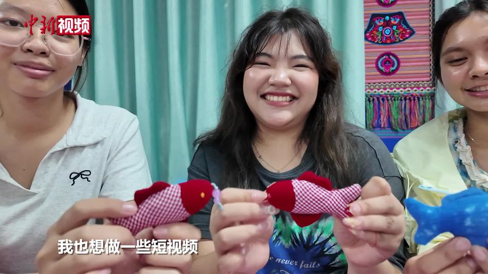 【澜湄印象】泰国留学生爱上壮锦：武鸣非遗很美 希望朋友也来