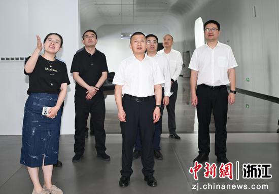图为：领导嘉宾走访灵峰工业园区企业。中新社记者 王刚 摄