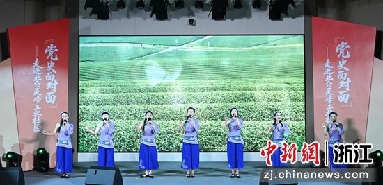 图为：北仑区海晨业余艺术团的表演者演绎歌舞《采茶舞曲》。中新社记者 王刚 摄