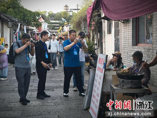图为：各地摄影家在绍兴采风创作。中新社发 袁云 摄