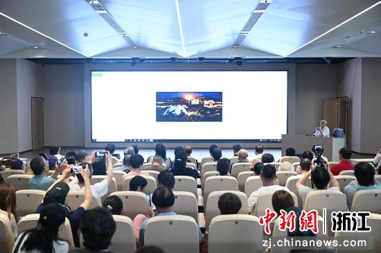 图为：摄影家贾国荣发表专题讲座吸引不少听众。中新社记者 王刚 摄