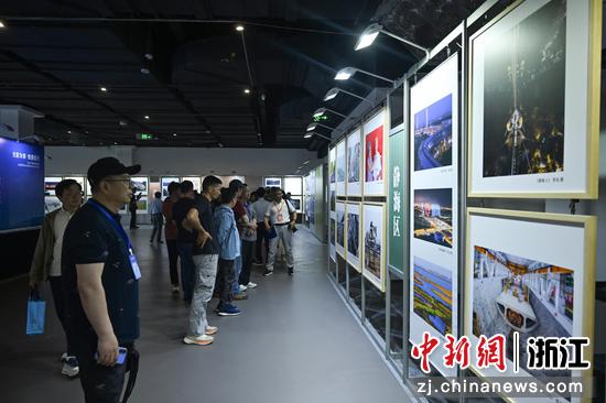 图为：十省十市摄影联展吸引民众和摄影者观看。中新社记者 王刚 摄