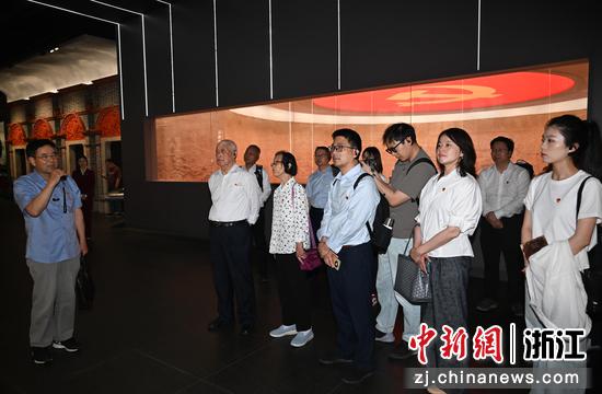 图为：探访团、青年宣讲团在南湖革命纪念馆参观。中新社记者 王刚 摄